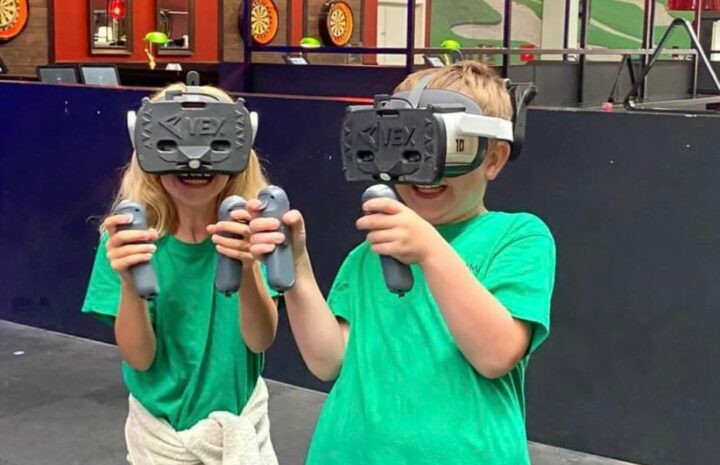 Børn prøver Virtual Reality i Maximum